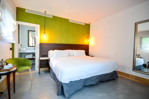 Habitación Prémium con bañera exterior, terraza y vistas al Real Alcázar del hotel Legado Alcázar. Foto 2