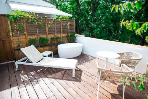 Habitación Prémium con bañera exterior, terraza y vistas al Real Alcázar del hotel Legado Alcázar. Foto 4
