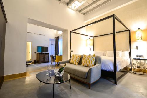 Suite con terraza y vistas al Real Alcázar del hotel Legado Alcázar