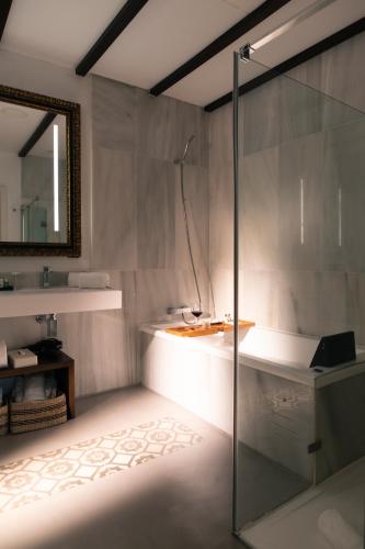 Suite con terraza y vistas al Real Alcázar del hotel Legado Alcázar. Foto 1