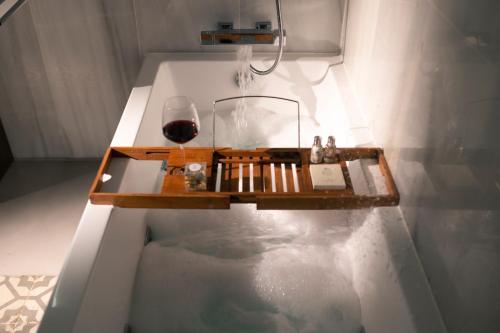 Suite con terraza y vistas al Real Alcázar del hotel Legado Alcázar. Foto 2