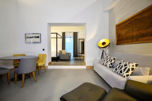 Suite con terraza y vistas al Real Alcázar del hotel Legado Alcázar. Foto 10