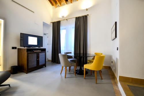 Suite con terraza y vistas al Real Alcázar del hotel Legado Alcázar. Foto 11