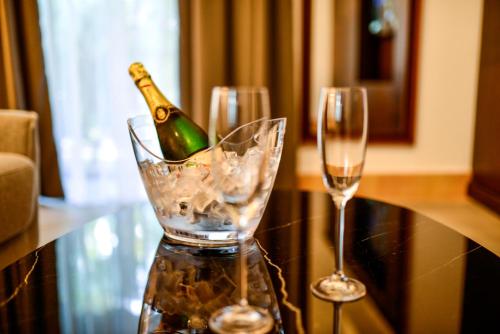 Suite con terraza y vistas al Real Alcázar del hotel Legado Alcázar. Foto 13