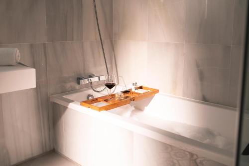 Suite con terraza y vistas al Real Alcázar del hotel Legado Alcázar. Foto 14