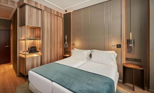 Habitación con 1 o 2 camas Premium con vistas a Gran Vía del hotel Nh Collection Madrid Gran Vía. Foto 1