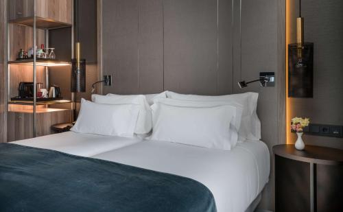 Habitación con 1 o 2 camas Premium con vistas a Gran Vía del hotel Nh Collection Madrid Gran Vía. Foto 4