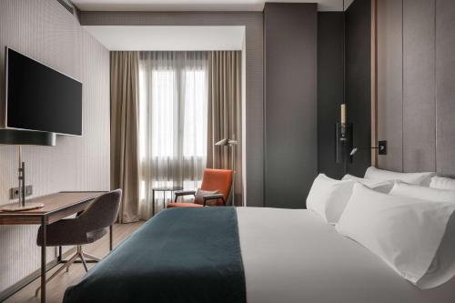 Habitación con 1 o 2 camas Premium con vistas a Gran Vía del hotel Nh Collection Madrid Gran Vía. Foto 5