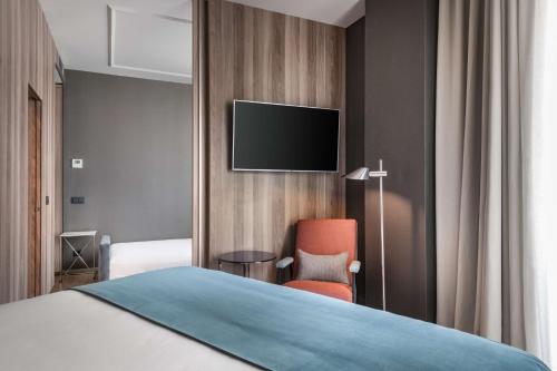 Suite Junior con vistas a la Gran Vía y balcón del hotel Nh Collection Madrid Gran Vía. Foto 4