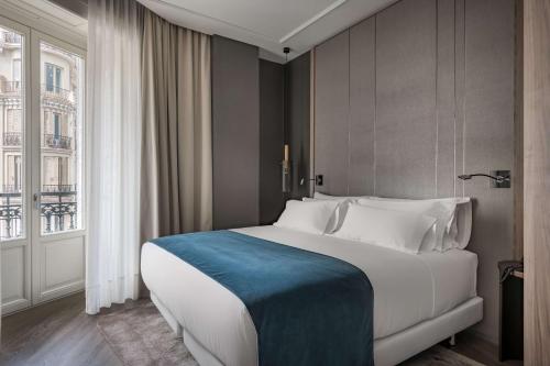 Junior suite Lujo 1 Cama queen Vista ciudad Agradable del hotel Nh Collection Madrid Gran Vía. Foto 5