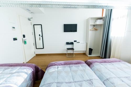 Habitación Triple con baño compartido del hotel Far Home Bernabeu. Foto 3