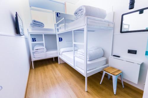 Cama en habitación compartida mixta de 4 camas del hotel Far Home Bernabeu