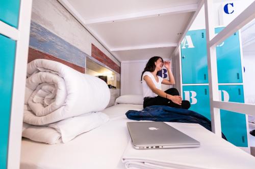 Cama en habitación compartida femenina de 6 camas del hotel Far Home Bernabeu. Foto 3
