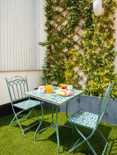 Habitación Doble Deluxe con terraza del hotel Far Home Bernabeu. Foto 4