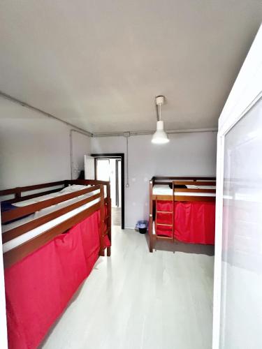 Cama en habitación compartida mixta de 6 camas del hotel Tenerife Experience. Foto 2