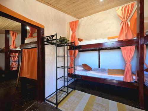 Cama en habitación compartida mixta de 8 camas del hotel Mountain Finca La Isa. Foto 7
