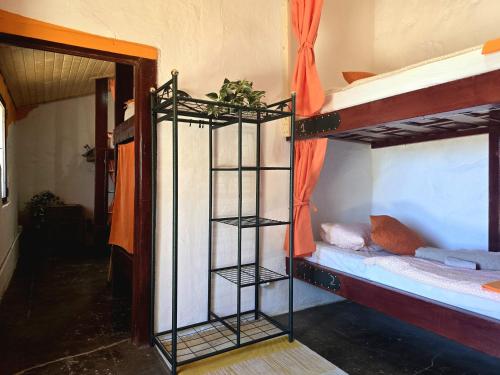 Cama en habitación compartida mixta de 8 camas del hotel Mountain Finca La Isa. Foto 8