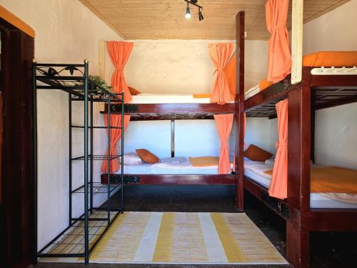 Cama en habitación compartida mixta de 8 camas del hotel Mountain Finca La Isa. Foto 12