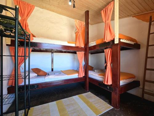 Cama en habitación compartida mixta de 8 camas del hotel Mountain Finca La Isa. Foto 13