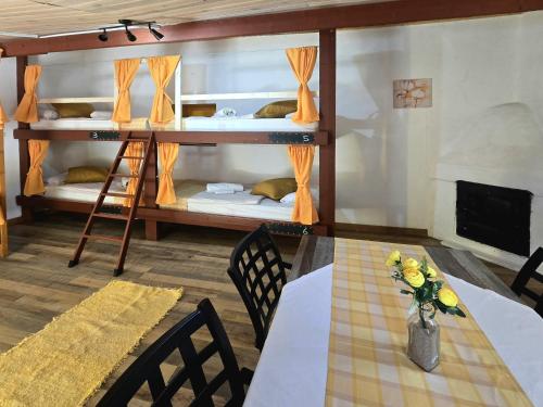 Cama en habitación compartida mixta de 6 camas del hotel Mountain Finca La Isa. Foto 14