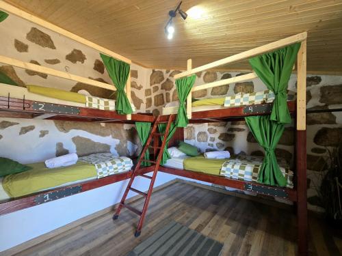 Cama en habitación compartida mixta de 4 camas del hotel Mountain Finca La Isa. Foto 4
