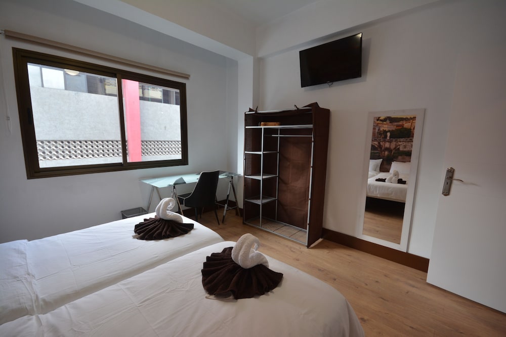 Habitación con 2 camas individuales, 2 camas individuales, baño compartido (Exterior) del hotel City Room Las Palmas. Foto 3