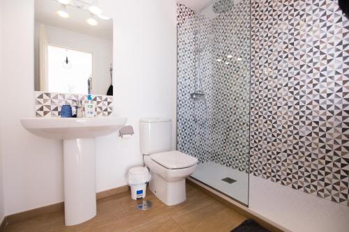 Cama individual en habitación compartida mixta del hotel Surfers Retreat. Foto 2