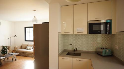 Cama individual en habitación compartida mixta del hotel Surfers Retreat. Foto 3