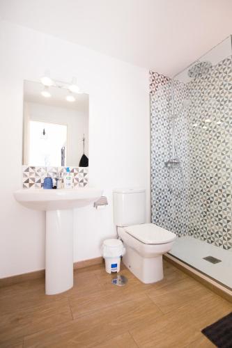 Cama individual en habitación compartida mixta del hotel Surfers Retreat. Foto 3