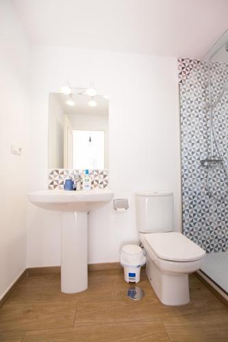 8 - Bed Mixed Dorm: Flexible Bunk Space (Upper/Lower Subject to Availability) del hotel Surfers Retreat. Foto 4