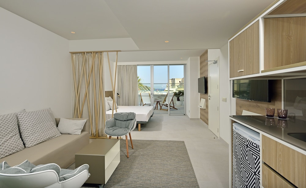 The Loft Swim Up del hotel Innside By Meliá Calviá Beach. Foto 2
