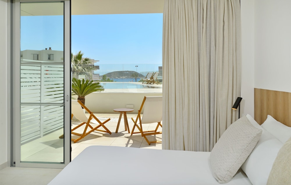 The Loft Swim Up Street view del hotel Innside By Meliá Calviá Beach