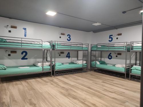 Cama en habitación compartida mixta de 10 camas con baño privado del hotel Bilbao Metropolitan By Bossh Hotels