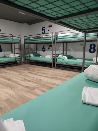 Cama en habitación compartida mixta de 10 camas con baño privado del hotel Bilbao Metropolitan By Bossh Hotels. Foto 1