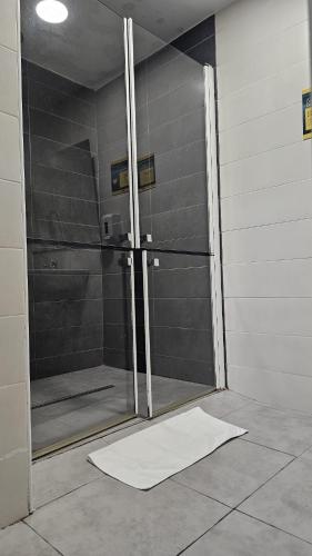 Cama en habitación compartida mixta de 10 camas con baño privado del hotel Bilbao Metropolitan By Bossh Hotels. Foto 8