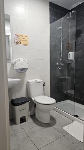 Cama en habitación compartida mixta de 10 camas con baño privado del hotel Bilbao Metropolitan By Bossh Hotels. Foto 9