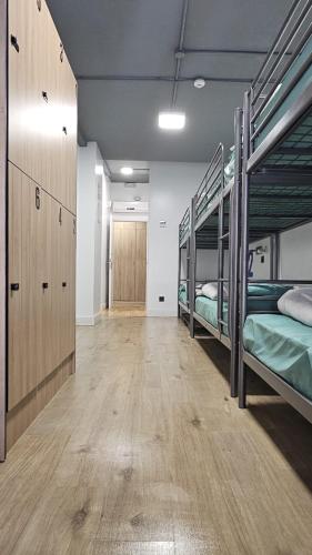 Cama en habitación compartida mixta de 10 camas con baño privado del hotel Bilbao Metropolitan By Bossh Hotels. Foto 10