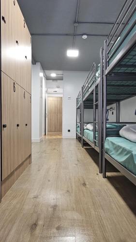 Cama en habitación compartida mixta de 10 camas con baño privado del hotel Bilbao Metropolitan By Bossh Hotels. Foto 12