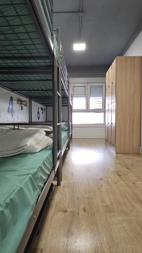 Cama en habitación compartida mixta de 10 camas con baño privado del hotel Bilbao Metropolitan By Bossh Hotels. Foto 13