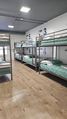 Cama en dormitorio compartido de 8 camas con baño privado del hotel Bilbao Metropolitan By Bossh Hotels. Foto 4