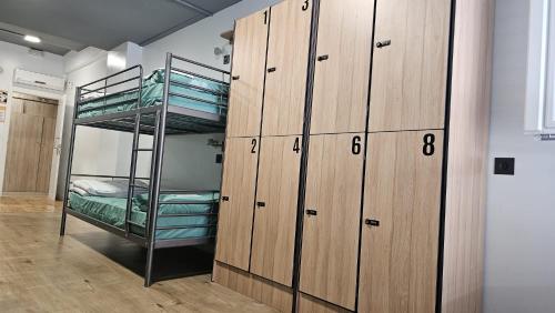 Cama en dormitorio compartido de 8 camas con baño privado del hotel Bilbao Metropolitan By Bossh Hotels. Foto 5