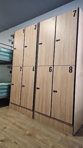 Cama en dormitorio compartido de 8 camas con baño privado del hotel Bilbao Metropolitan By Bossh Hotels. Foto 6