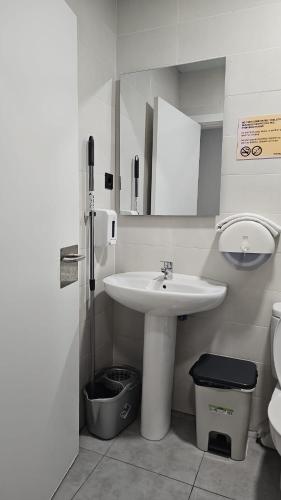 Cama en dormitorio compartido de 8 camas con baño privado del hotel Bilbao Metropolitan By Bossh Hotels. Foto 7