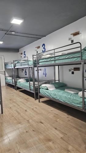 Cama en dormitorio compartido de 8 camas con baño privado del hotel Bilbao Metropolitan By Bossh Hotels. Foto 8