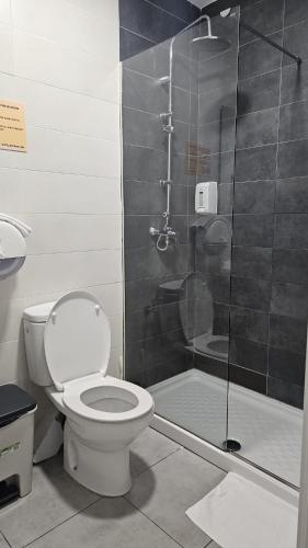 Cama en dormitorio compartido de 8 camas con baño privado del hotel Bilbao Metropolitan By Bossh Hotels. Foto 9
