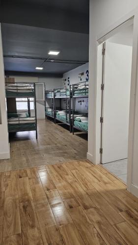 Cama en dormitorio compartido de 8 camas con baño privado del hotel Bilbao Metropolitan By Bossh Hotels. Foto 10