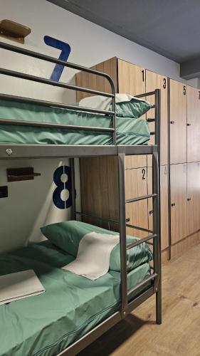 Cama en dormitorio compartido de 8 camas con baño privado del hotel Bilbao Metropolitan By Bossh Hotels. Foto 11