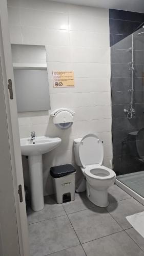 Cama en dormitorio compartido de 8 camas con baño privado del hotel Bilbao Metropolitan By Bossh Hotels. Foto 12