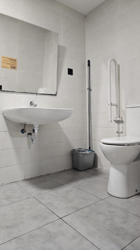 Cama en habitación compartida de 6 camas con baño privado del hotel Bilbao Metropolitan By Bossh Hotels. Foto 2