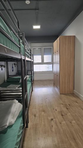 Cama en habitación compartida de 6 camas con baño privado del hotel Bilbao Metropolitan By Bossh Hotels. Foto 4
